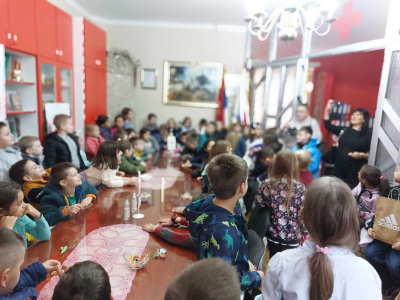 Ученици другог разреда прикупили играчке, књиге и одећу за своје вршњаке којима је потребна помоћ